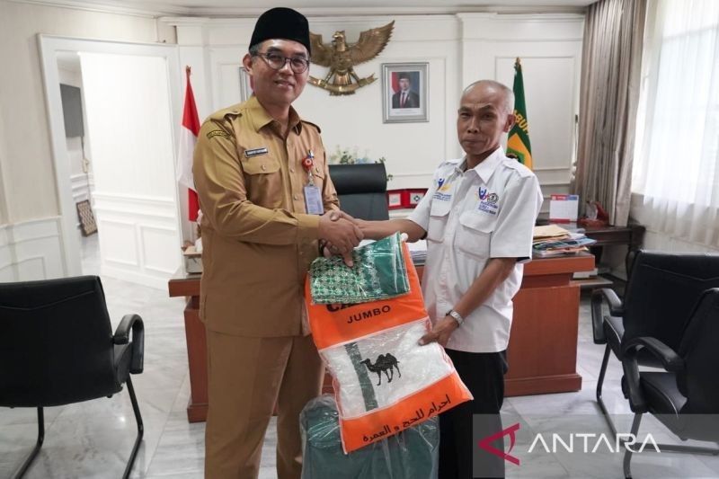 Sekda Bogor Beri Guru SLB Inspiratif Hadiah Umrah