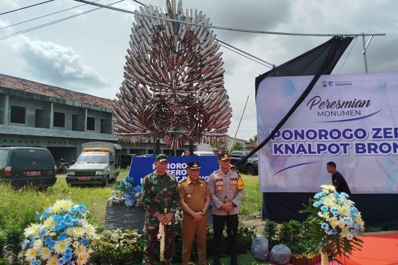 Kreatif! Ratusan Knalpot Brong Disulap Jadi Monumen Reog Ponorogo