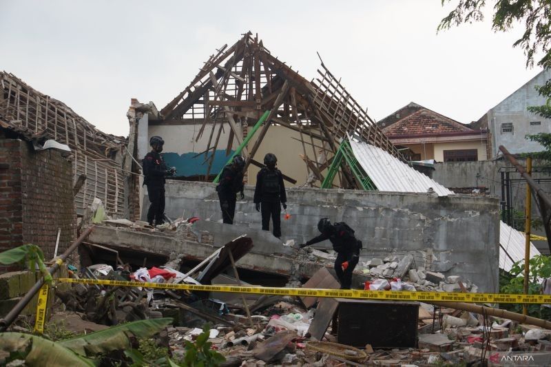 Hasto Dipanggil KPK, Ledakan Mojokerto, dan Kasus Pembunuhan di Sorong