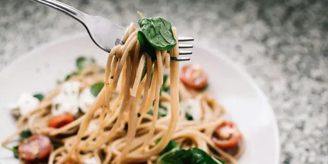 5 Cara Jaga Pola Makan Sehat saat Sedang Bepergian