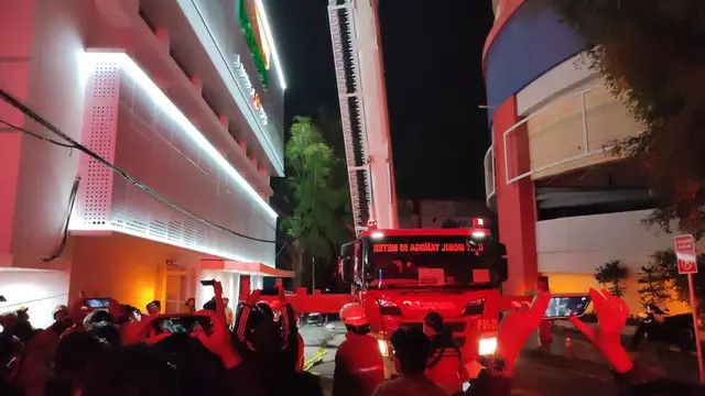 Kebakaran Glodok Plaza, Api Mulai Terlihat di Lantai Atas dan Terdengar Ledakan