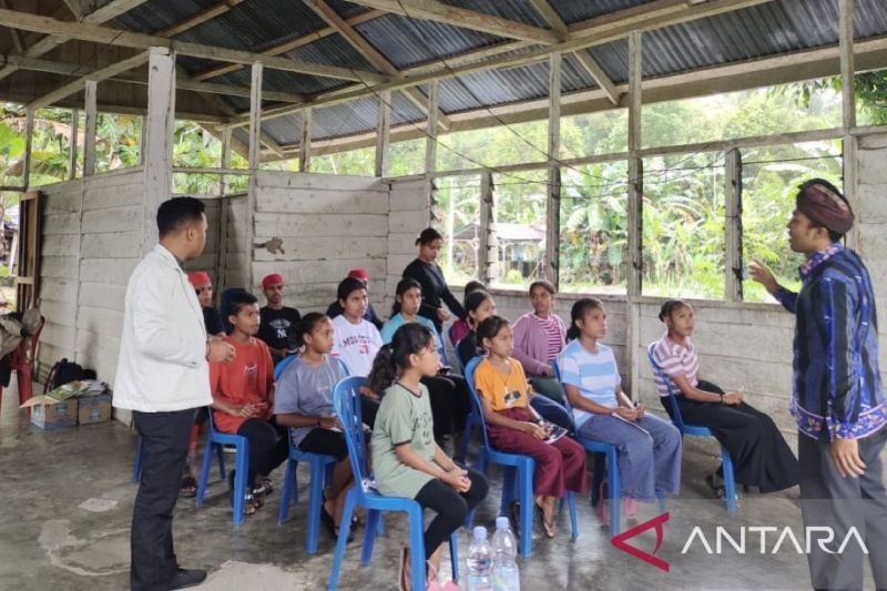 KMHDI Ambon Berikan Pendidikan Gratis untuk Anak-anak Suku Nuaulu