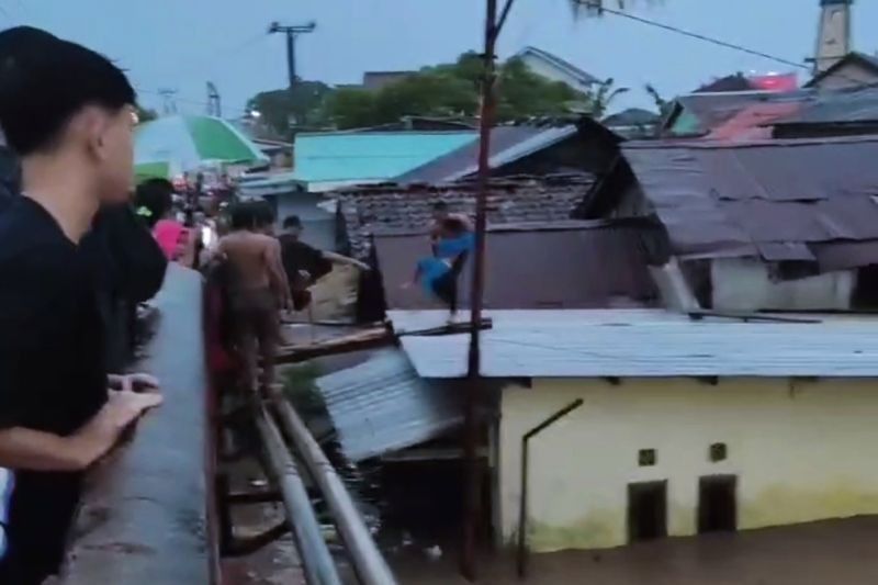 Basarnas Lampung Evakuasi Warga Terdampak Banjir Bandarlampung