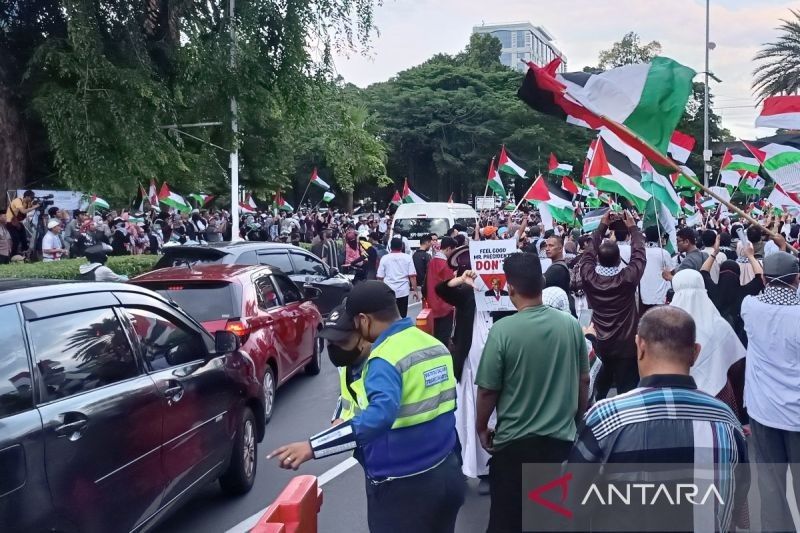 Demo Bela Palestina di Depan Kedubes AS, Macetkan Jalan Medan Merdeka Selatan