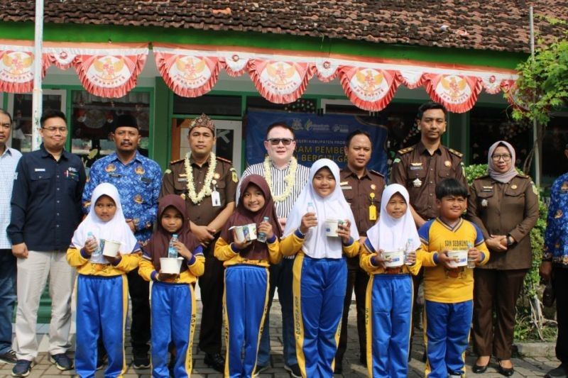 Kejari Probolinggo Berbagi Makan Bergizi untuk Siswa SDN Sebaung 1