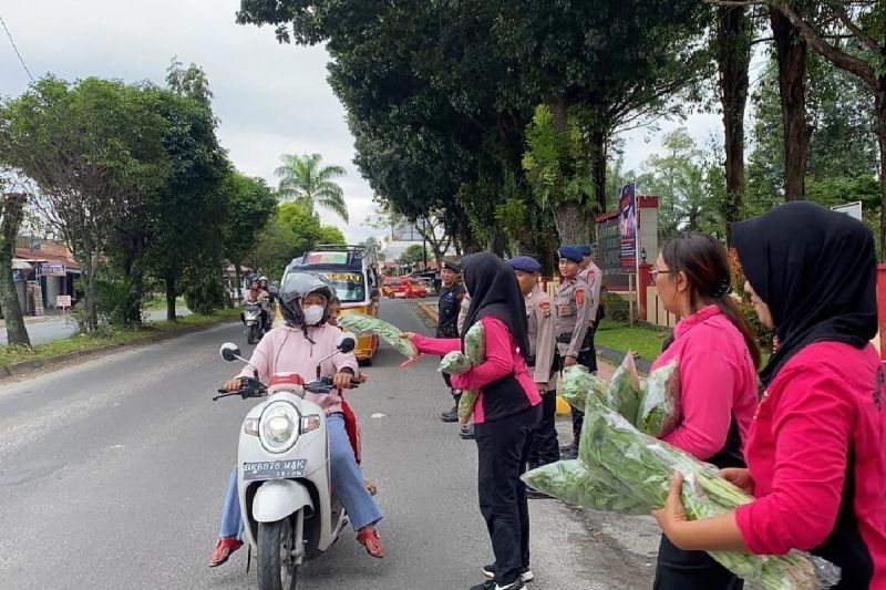 Brimob Polda Sumut Salurkan Ratusan Paket Sayur, Dukung Ketahanan Pangan