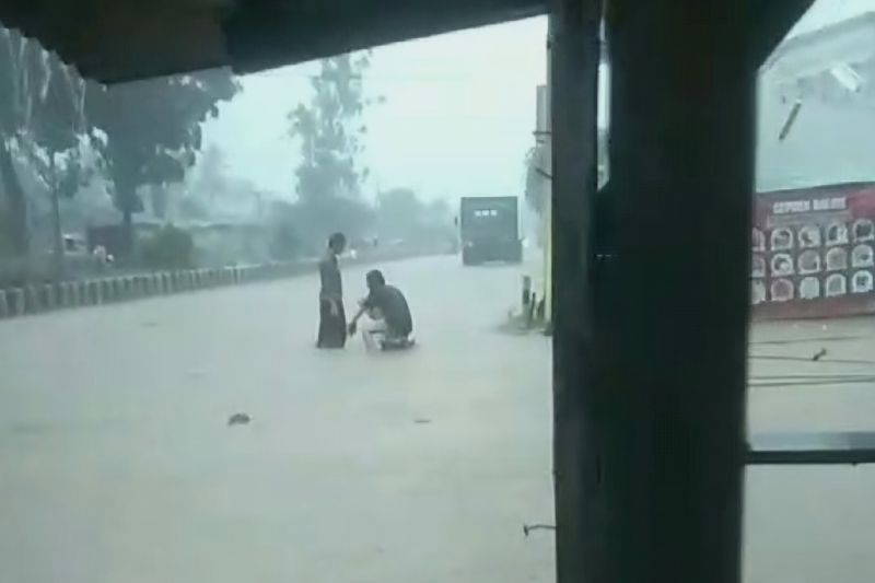 Hujan Lebat Guyur Bandarlampung, BMKG: Waspada Banjir hingga 2 Jam ke Depan!