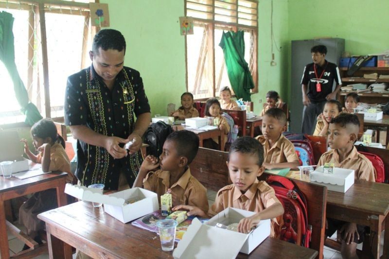 Imigrasi Labuan Bajo Bagikan Makanan Sehat untuk Anak Sekolah