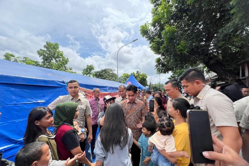 Gibran Rakabuming Raka Salurkan Bantuan Korban Kebakaran Kemayoran