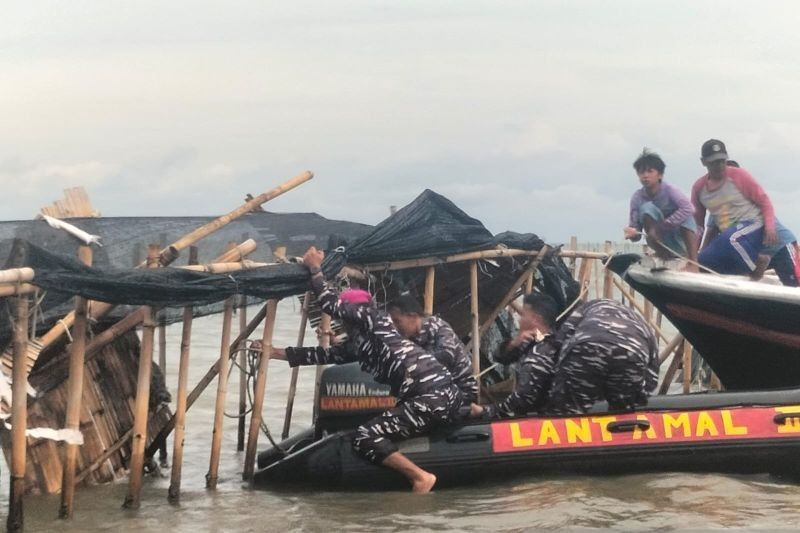 TNI AL dan Warga Bongkar Pagar Laut di Tangerang