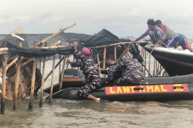 TNI AL Target Bongkar 2 Kilometer Pagar Laut Per Hari di Tanjung Pasir