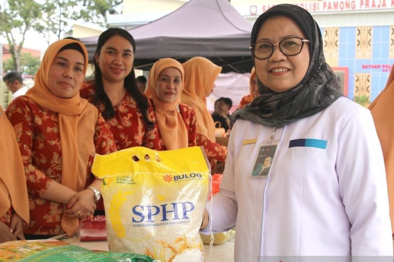 Bulog Sultra Siapkan 20 Ribu Ton Beras untuk Stabilkan Harga di Pasar Tradisional