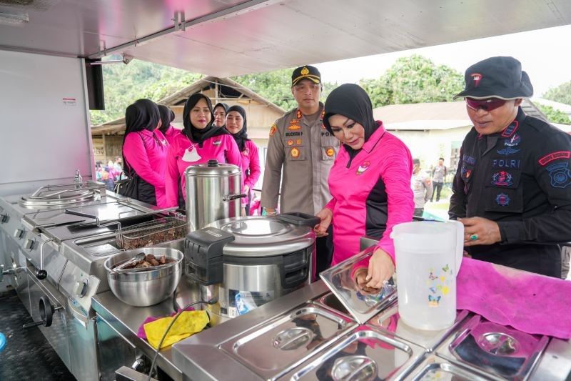 Bhayangkari Malut Pastikan Ketersediaan Logistik untuk Pengungsi Gunung Ibu