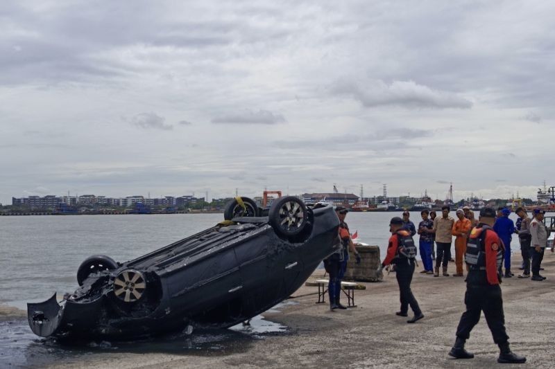 Mobil Purnawirawan TNI Ditemukan Terbalik di Lumpur Marunda