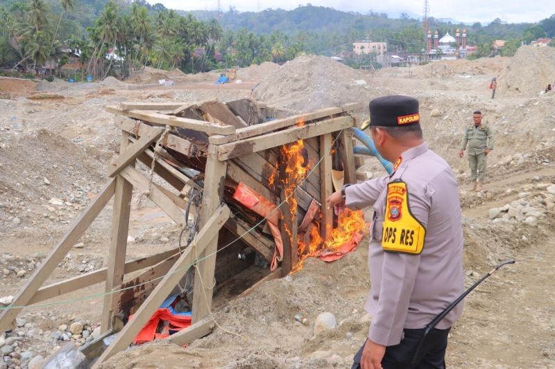 Polres Mandailing Natal Tertibkan Tambang Emas Ilegal di Kotanopan