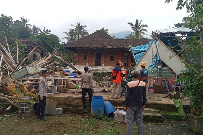 Puting Beliung Tabanan Rusak Rumah dan Pura, Tak Ada Korban Jiwa