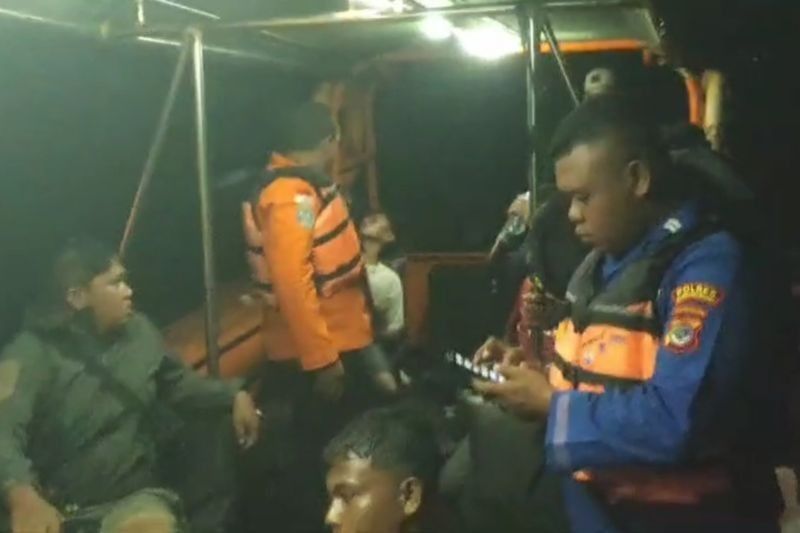 Evakuasi 5 Penumpang Kapal KM Rahman yang Tenggelam di Labuan Bajo