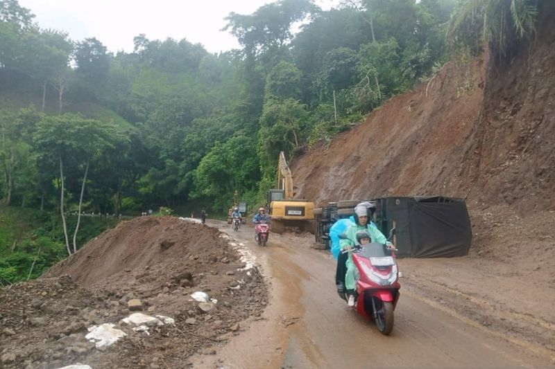 Truk AMDK Terguling di Sukabumi Akibat Nekat Lewati Jalan Longsor