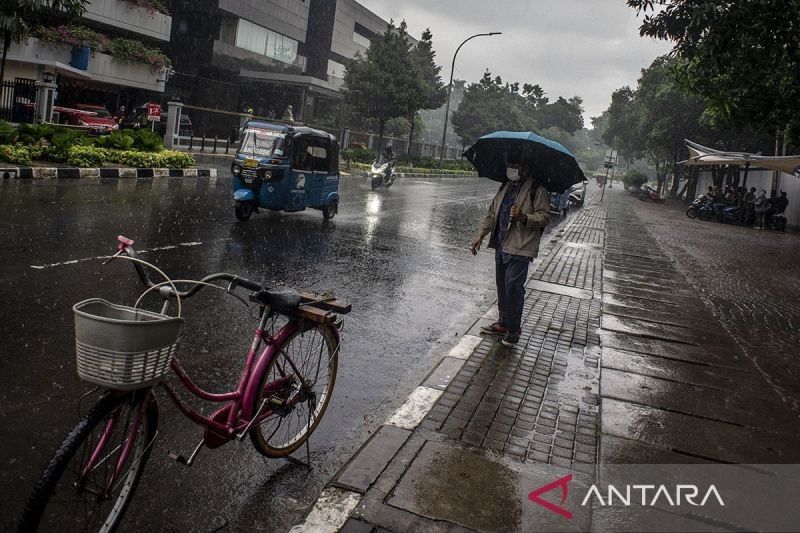 Prakiraan Cuaca Jakarta: Hujan Ringan Minggu Sore dan Malam