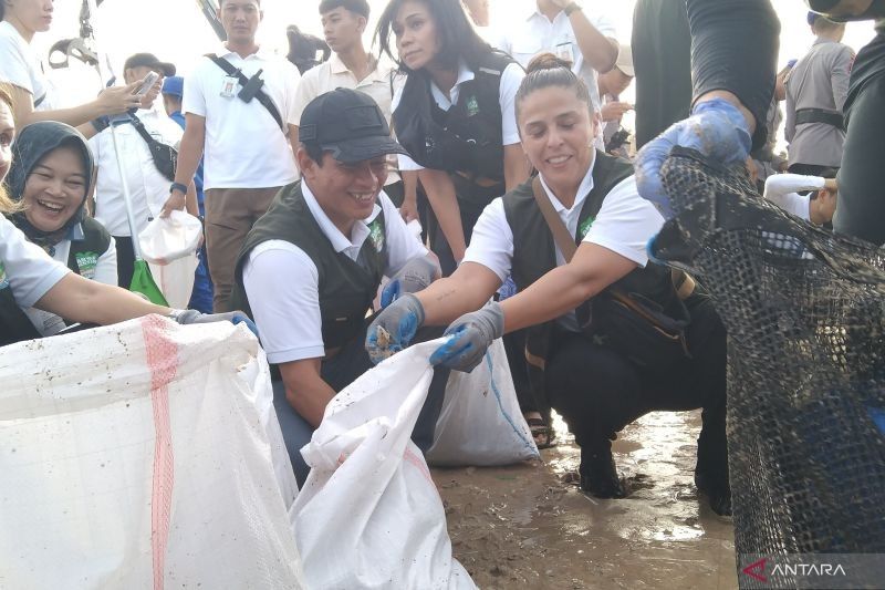 Menteri dan Dubes Bersihkan Sampah Plastik Pantai Bali