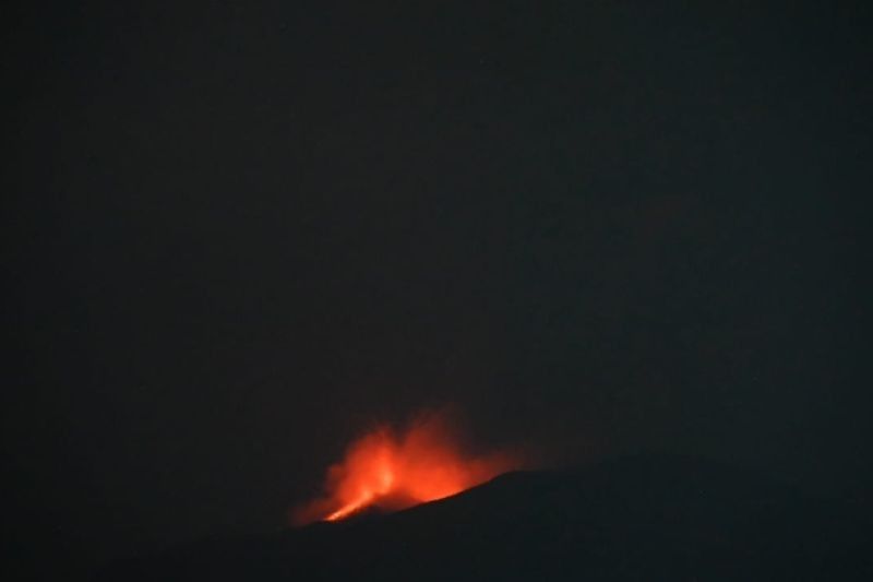 Gunung Ibu Erupsi: Lava Pijar 300 Meter, Status Awas!