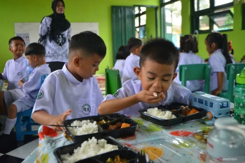 DPR Desak Pengawasan Ketat Program Makan Bergizi Gratis Pasca Keracunan Massal