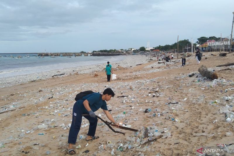 Pemerintah Perangi Sampah Plastik di Enam Sungai Jawa-Bali