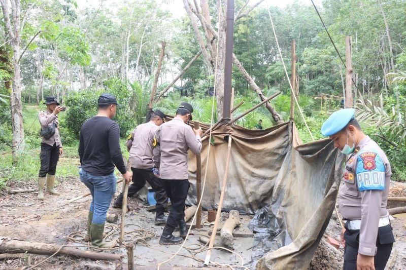 Penertiban 53 Sumur Minyak Ilegal di Tahura Batanghari, Jambi