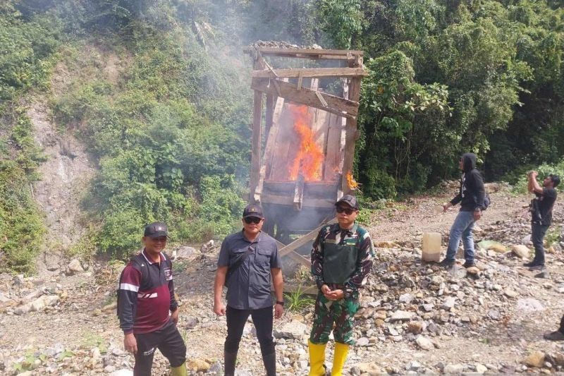 Polisi Aceh Barat Daya Musnahkan Tambang Emas Ilegal