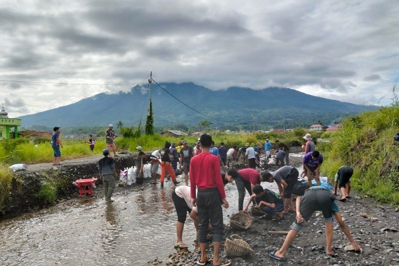 Warga dan Santri Agam Perbaiki Jalan Rusak Akibat Banjir Lahar Marapi