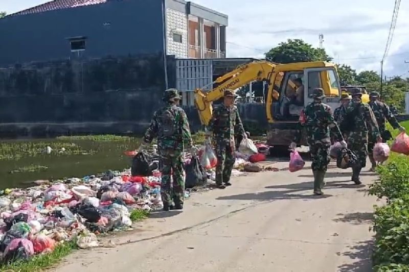 TNI dan Pemkot Serang Bersihkan Sampah di Jalan Raya Warung Jaud