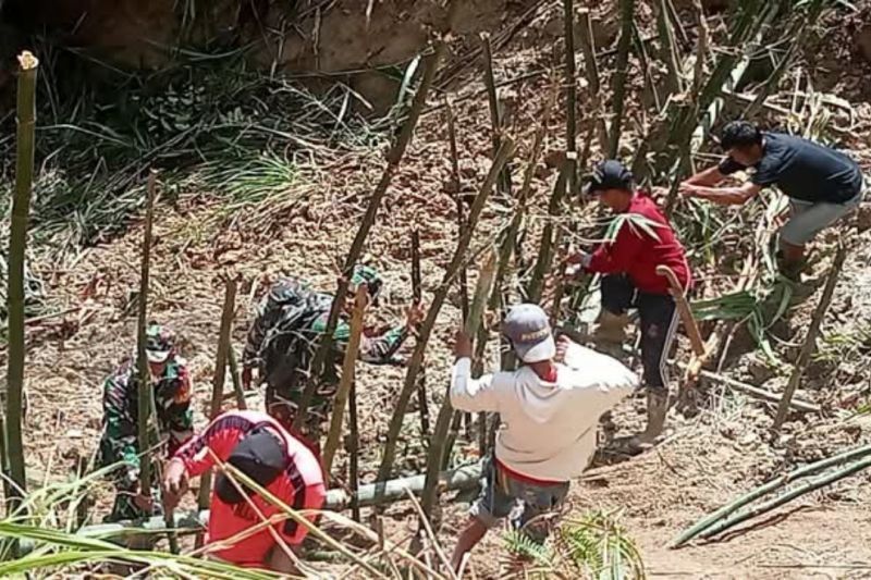 TNI dan Warga Mamasa Tanam Bambu Cegah Longsor