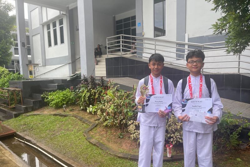 Fadhil dan Finza Juara Lomba Roket Air Pontianak