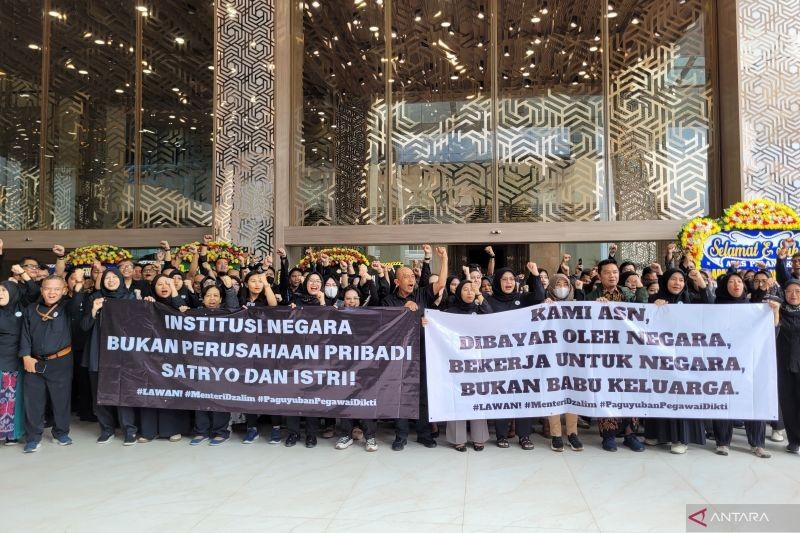 Ratusan ASN Dikti Demo Damai di Kemdikbudristek: Tolak Pemberhentian Pegawai