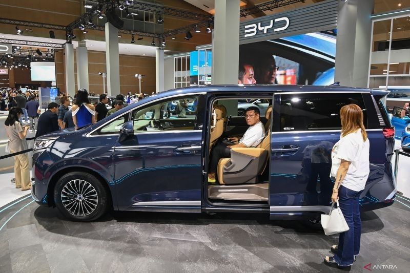 BYD Janji Hadirkan Lebih Banyak Mobil di 2025, Termasuk MPV Mewah Denza D9