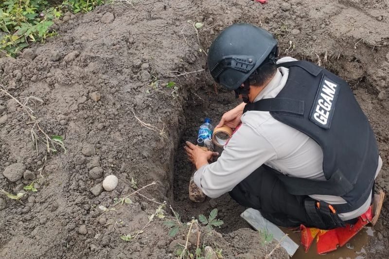 Tim Brimob Sumut Musnahkan 4 Bom Peninggalan Sejarah di Deli Serdang