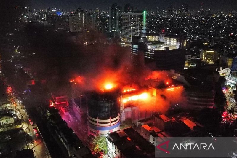 Kebakaran Glodok Plaza: Buku Tamu Hangus, 14 Orang Hilang