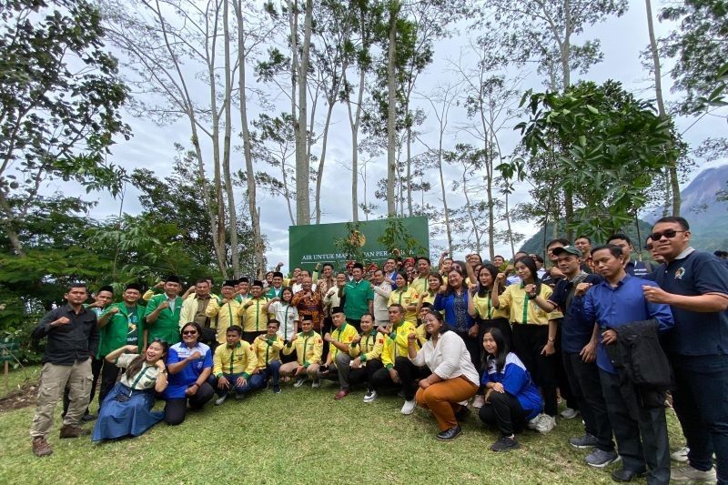 Sultan HB X dan Pemuda Lintas Agama Tanam 100 Pohon di Merapi