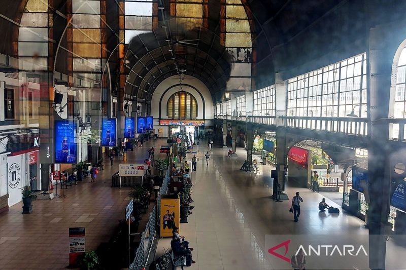 Pesona Stasiun Jakarta Kota: Sejarah, Arsitektur, dan Pariwisata