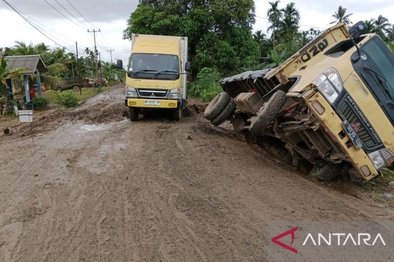 Jalan Rusak Parah di Tanjabtim Jambi: Warga Keluhkan Minimnya Perbaikan