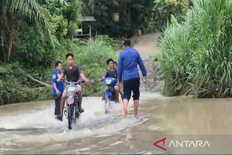 Damkarmat Lamsel Evakuasi Warga Akibat Jembatan Putus di Desa Suak