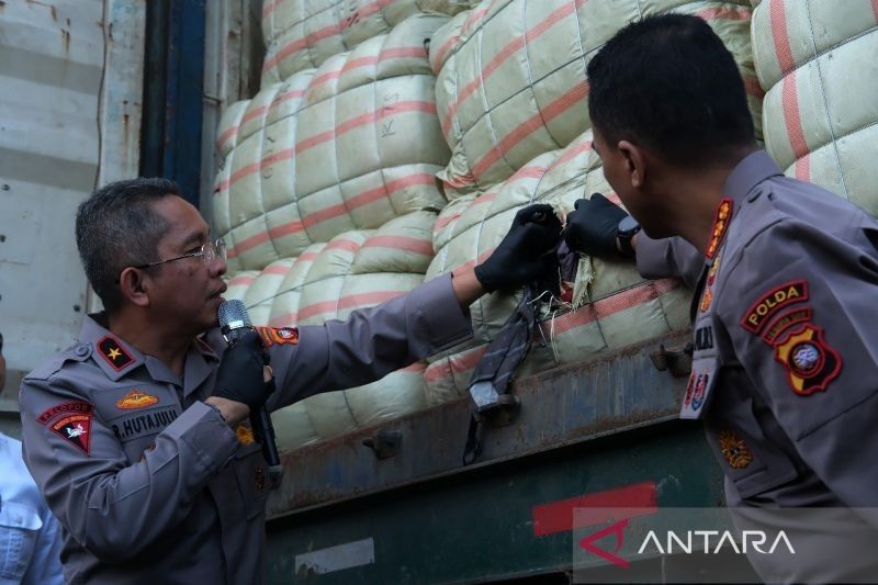 Polda Kalbar Ungkap Penyelundupan Pakaian Bekas Miliaran Rupiah: Tersangka Terancam 5 Tahun Penjara