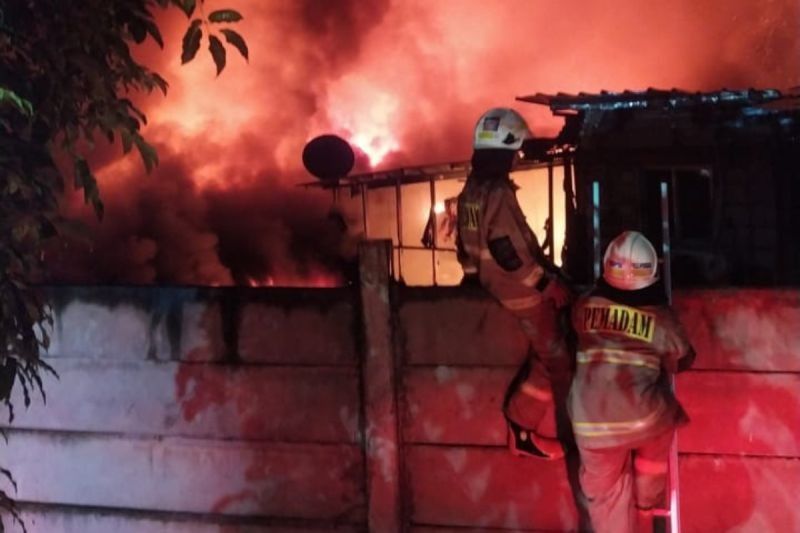 Kebakaran Rumah di Kemayoran Gempol, Jakarta Pusat: Petugas Padamkan Api Setelah 5 Jam