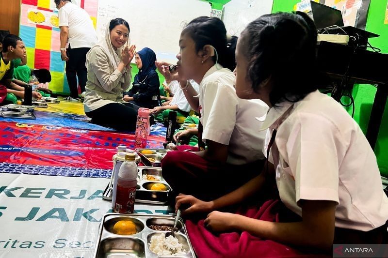 Wamendag Pantau Program Makan Bergizi Gratis di SLB Negeri 5 Jakarta