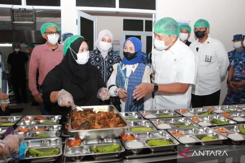 Kepala Staf Kepresidenan Pantau Makan Bergizi Gratis di Bandung