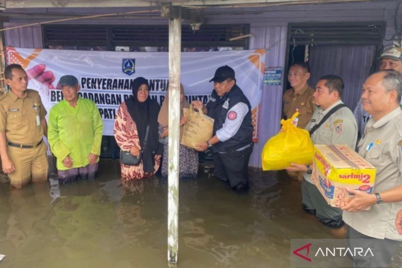 Dinsos Kalsel Salurkan Bantuan untuk Korban Banjir Kalumpang