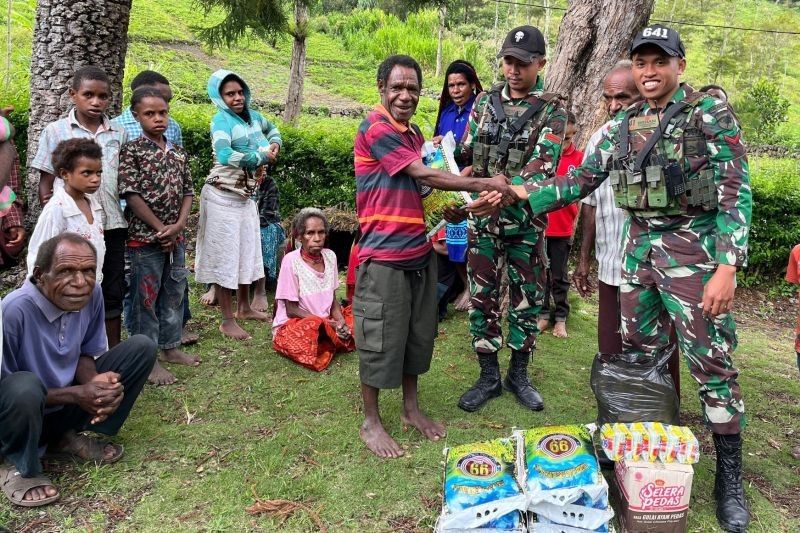 Yonif 641 Bagikan Sembako di Yahukimo, Papua Pegunungan