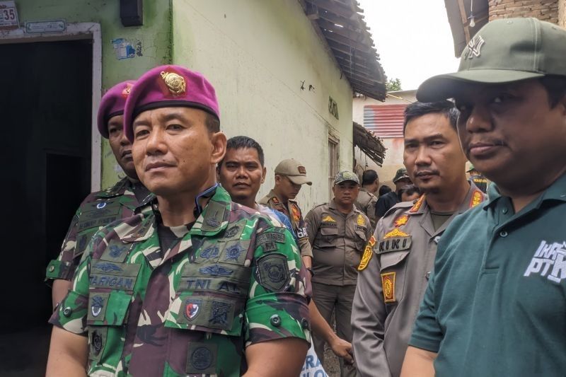 TNI Bantu Bersihkan Lumpur Pasca Banjir Bandar Lampung