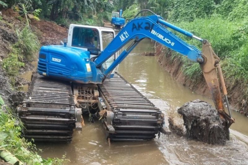 Cegah Banjir, Jaksel Keruk Kali Krukut di Cilandak Timur