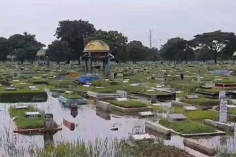 Banjir Rendam Ratusan Makam di TPU Semper, Jakarta Utara